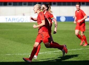 Pernille Harder und ihre Kolleginnen jubeln. Pernille Harder und ihre Kolleginnen jubeln.