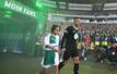 Gemeinsam mit seinem Sohn Matteo betritt Diego  bei seinem Abschiedsspiel das Bremer Weserstadion.