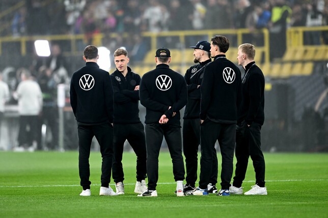 Die deutschen Spieler nach der Ankunft im Stadion.