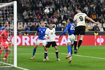 Tim Kleindienst (r) köpft das Tor zum 3:0. Tim Kleindienst (r) köpft das Tor zum 3:0.