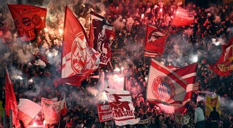 Wegen etlicher Pyro-Vorfälle in Dortmund muss der FC Bayern zahlen. Wegen etlicher Pyro-Vorfälle in Dortmund muss der FC Bayern zahlen.
