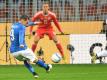 Italiens Keeper Gianluigi Buffon kommt vor Thomas Müller an den Ball. Foto: Guido Kirchner