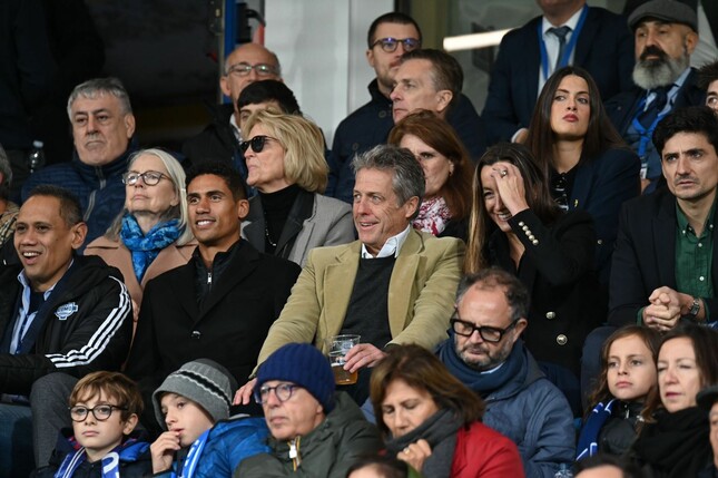 Proninenz auf der Tribüne: Hollywood-Star Hugh Grant (Mitte) im Stadion von Como 1907. 