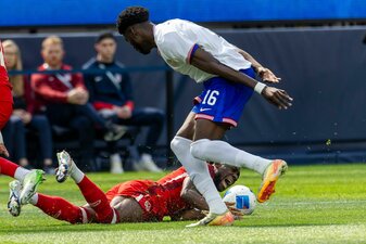 Alphonso Davies (unten) verletzte sich im Länderspiel gegen die USA. Alphonso Davies (unten) verletzte sich im Länderspiel gegen die USA.