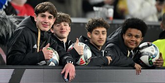Balljunge Noel Urbaniak (l) hatte beim Länderspiel gegen Italien einen großen Auftritt. Balljunge Noel Urbaniak (l) hatte beim Länderspiel gegen Italien einen großen Auftritt.