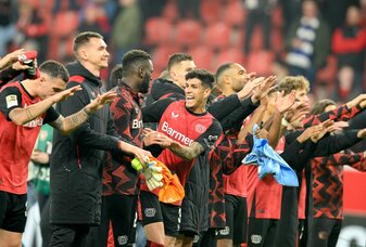 Bayer Leverkusen muss im Titelrennen weiter auf Patzer der Bayern hoffen. Bayer Leverkusen muss im Titelrennen weiter auf Patzer der Bayern hoffen.