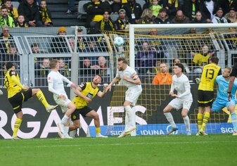 Emre Can lässt die BVB-Fans mit seinem Tor zum 2:0 jubeln. Emre Can lässt die BVB-Fans mit seinem Tor zum 2:0 jubeln.