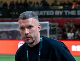 Lukas Podolski fühlt mit seinem ehemaligen Mitspieler mit. Lukas Podolski fühlt mit seinem ehemaligen Mitspieler mit.