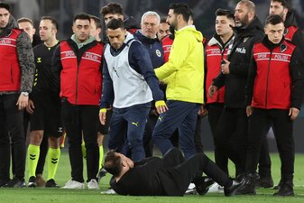 José Mourinho nach seinem tätlichen Angriff. José Mourinho nach seinem tätlichen Angriff.