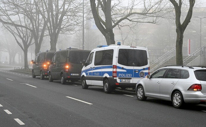 Polizei-Razzia gegen Fans von Hansa Rostock und Rot-Weiss Essen.