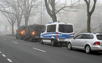 Polizei-Razzia gegen Fans von Hansa Rostock und Rot-Weiss Essen. Polizei-Razzia gegen Fans von Hansa Rostock und Rot-Weiss Essen.