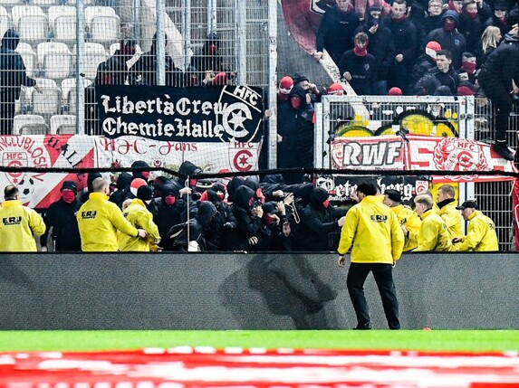 Regionalliga: Lange Unterbrechung nach Ausschreitungen in Jena