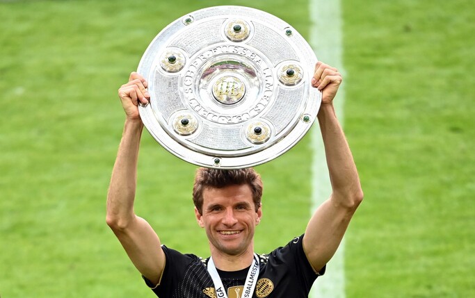 Der Rekordmeister: Es deutet alles darauf hin, dass Thomas Müller zum Bayern-Abschied noch ein 13. Mal die Meisterschale in Händen halten kann. 