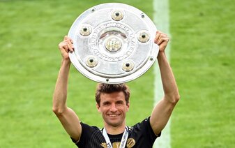 Der Rekordmeister: Es deutet alles darauf hin, dass Thomas Müller zum Bayern-Abschied noch ein 13. Mal die Meisterschale in Händen halten kann. Der Rekordmeister: Es deutet alles darauf hin, dass Thomas Müller zum Bayern-Abschied noch ein 13. Mal die Meisterschale in Händen halten kann.