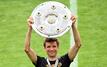 Der Rekordmeister: Es deutet alles darauf hin, dass Thomas Müller zum Bayern-Abschied noch ein 13. Mal die Meisterschale in Händen halten kann. 