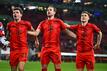 Drei Bayern-Musketiere für Inter? Thomas Müller (l), Harry Kane (M) und Joshua Kimmich feiern nach dem Sieg in Augsburg vor dem Münchner Fanblock. 
