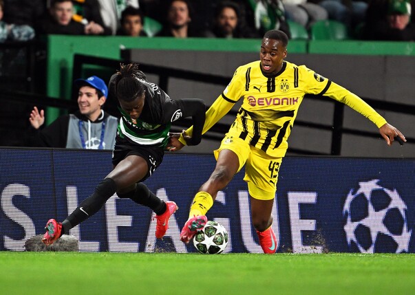 Jamie Gittens (r) will einem Medienbericht zufolge Borussia Dortmund im Sommer verlassen.