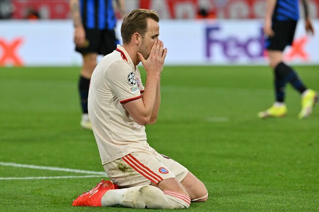 Harry Kane sinkt nach seiner vergebenen Großchance auf die Knie und schlägt enttäuscht die Hände vors Gesicht. 