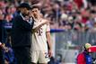 Was macht Trainer Vincent Kompany (l) diesmal mit Thomas Müller?