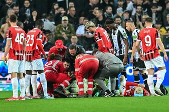 Bei einem heftigen Zusammenprall hat sich Milan-Torwart Mike Maignan verletzt. Bei einem heftigen Zusammenprall hat sich Milan-Torwart Mike Maignan verletzt.
