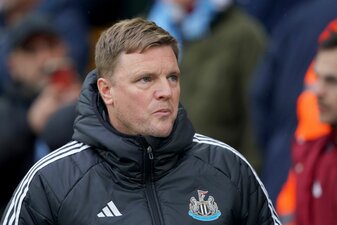 Sorge um Eddie Howe: Newcastles Trainer liegt im Krankenhaus. Sorge um Eddie Howe: Newcastles Trainer liegt im Krankenhaus.