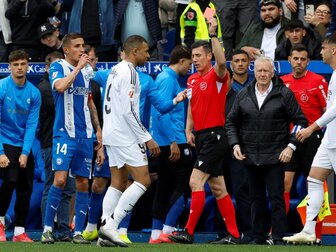 Böser Tritt: Mbappé sieht erstmals Rot im Real-Trikot Böser Tritt: Mbappé sieht erstmals Rot im Real-Trikot