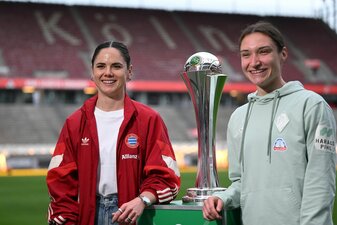 Am 1. Mai spielen sie in Köln gegeneinander um diesen Pokal: die Münchnerin Sarah Zadrazil und die Bremerin Sophie Weidauer bei einem Medientermin. Am 1. Mai spielen sie in Köln gegeneinander um diesen Pokal: die Münchnerin Sarah Zadrazil und die Bremerin Sophie Weidauer bei einem Medientermin.