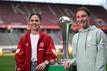 Am 1. Mai spielen sie in Köln gegeneinander um diesen Pokal: die Münchnerin Sarah Zadrazil und die Bremerin Sophie Weidauer bei einem Medientermin.