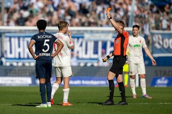 Zwei Spiele Sperre für den Augsburger Arne Maier. Zwei Spiele Sperre für den Augsburger Arne Maier.