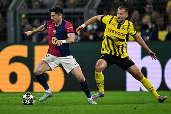 Barcelonas Robert Lewandowski (l) und Dortmunds Waldemar Anton kämpfen um den Ball. Barcelonas Robert Lewandowski (l) und Dortmunds Waldemar Anton kämpfen um den Ball.