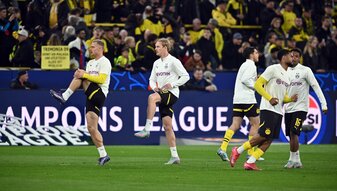 Gegen Barcelona zunächst nur Ersatz: Der formschwache Julian Brandt (2. v. links) Gegen Barcelona zunächst nur Ersatz: Der formschwache Julian Brandt (2. v. links)