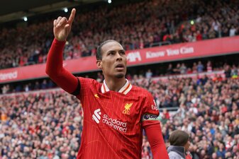 Virgil van Dijk bleibt zwei weitere Jahre in Liverpool. Virgil van Dijk bleibt zwei weitere Jahre in Liverpool.