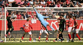 Muss sich strecken: Mainz-Keeper Robin Zentner Muss sich strecken: Mainz-Keeper Robin Zentner