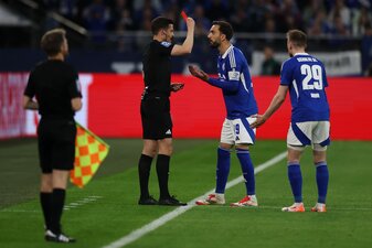 Kenan Karaman sah die Rote Karte gleich nach Spielbeginn. | Foto: Dean Mouhtaropoulos/Getty Images Kenan Karaman sah die Rote Karte gleich nach Spielbeginn. | Foto: Dean Mouhtaropoulos/Getty Images