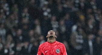 Lange Pause: Kaua Santos, hier beim Frankfurter Europa-Aus gegen Tottenham, bei dem er sich schwer am Knie verletzte. Lange Pause: Kaua Santos, hier beim Frankfurter Europa-Aus gegen Tottenham, bei dem er sich schwer am Knie verletzte.
