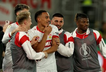 Jamie Leweling (m. l.) ist ein Leistungsträger beim VfB Stuttgart. Verlässt er die Schwaben im Sommer? | Foto: Alexander Hassenstein/Getty Images Jamie Leweling (m. l.) ist ein Leistungsträger beim VfB Stuttgart. Verlässt er die Schwaben im Sommer? | Foto: Alexander Hassenstein/Getty Images