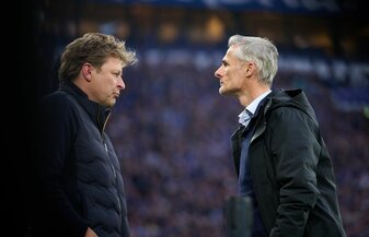 Schalkes Sportdirektor Youri Mulder (l) mit dem künftigen Ex-Trainer Kees van Wonderen. Schalkes Sportdirektor Youri Mulder (l) mit dem künftigen Ex-Trainer Kees van Wonderen.
