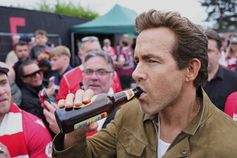 Schauspieler Ryan Reynolds lässt sich vor dem Spiel seines Clubs AFC Wrexham ein Bier schmecken. Schauspieler Ryan Reynolds lässt sich vor dem Spiel seines Clubs AFC Wrexham ein Bier schmecken.