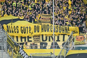 BVB-Fans zeigen ein Transparent gegen den langjährigen Hoffenheim-Mäzen Dietmar Hopp in Sinsheim. BVB-Fans zeigen ein Transparent gegen den langjährigen Hoffenheim-Mäzen Dietmar Hopp in Sinsheim.