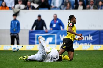 Der Zusammenprall zwischen Hoffenheims Oliver Baumann und Dortmunds Carney Chukwuemeka war die entscheidende Szene in der Partie. | Foto: Markus Gilliar/Getty Images Der Zusammenprall zwischen Hoffenheims Oliver Baumann und Dortmunds Carney Chukwuemeka war die entscheidende Szene in der Partie. | Foto: Markus Gilliar/Getty Images