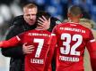 Ingolstadts Trainer Maik Walpurgis gratuliert seinen Spielern zum Sieg. Foto: Uwe Anspach
<br>dpa-infocom GmbH