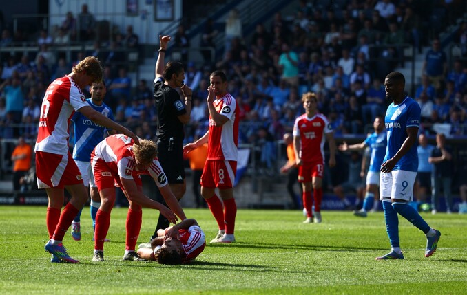 Diogo Leite musste mit einer Trage vom Platz getragen werden. | Foto: Leon Kuegeler/Getty Images