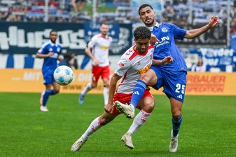 Der Schalker Aymen Barkok (r.) hat sich einen Social-Media-Aussetzer geleistet. Der Schalker Aymen Barkok (r.) hat sich einen Social-Media-Aussetzer geleistet.