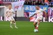 David Raum (r) könnte gegen die Bayern wieder in Leipzigs Startelf stehen.