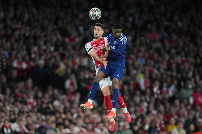 Ousmane Dembélé (r) von Paris Saint-Germain hat sich in der Partie gegen den FC Arsenal leicht verletzt.