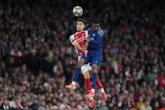 Ousmane Dembélé (r) von Paris Saint-Germain hat sich in der Partie gegen den FC Arsenal leicht verletzt. Ousmane Dembélé (r) von Paris Saint-Germain hat sich in der Partie gegen den FC Arsenal leicht verletzt.