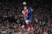 Ousmane Dembélé (r) von Paris Saint-Germain hat sich in der Partie gegen den FC Arsenal leicht verletzt.