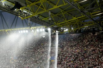 Der Kletterer hatte sich in der Dachkonstruktion des Stadions aufgehalten. Das Spiel war wegen eines Gewitters unterbrochen worden (Archivfoto) Der Kletterer hatte sich in der Dachkonstruktion des Stadions aufgehalten. Das Spiel war wegen eines Gewitters unterbrochen worden (Archivfoto)