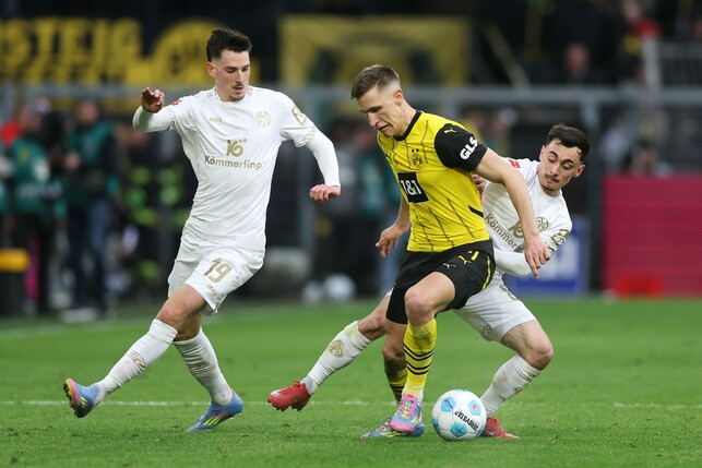 Nico Schlotterbeck (m.) steht wohl kurz vor einer Vertragsverlängerung. (Photo by Lars Baron/Getty Images)