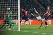 Denzel Dumfries (M) gelang per Seitfallzieher das 2:0 für Inter in Barcelona.